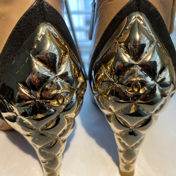 CHANEL LEATHER TAN BEIGE ANKLE BOOTS GOLD METAL ACCENT SIZE 36-6 MADE IN ITALY. - Picture 2 of 9